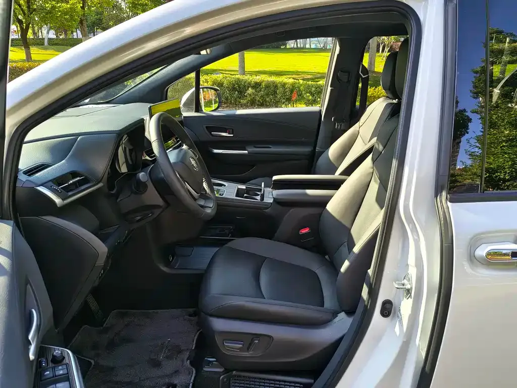 Toyota Sienna — фото 2