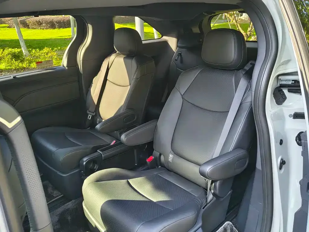 Toyota Sienna — фото 3