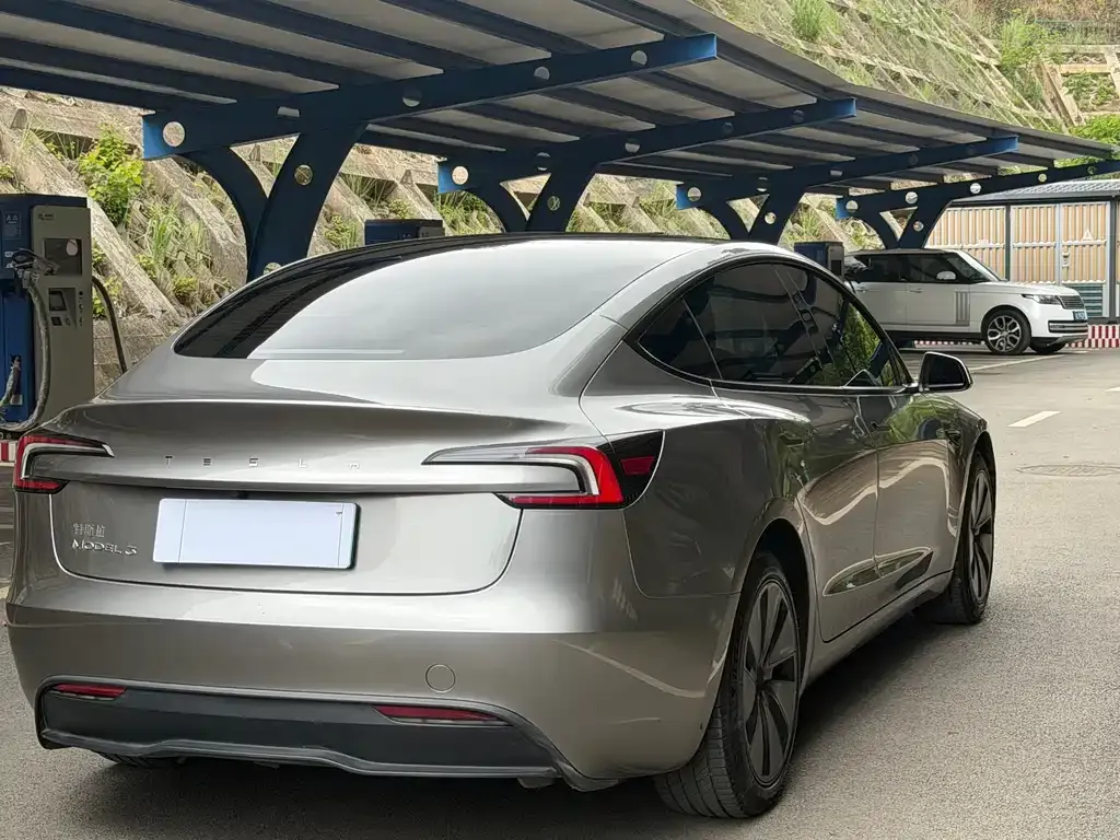 Tesla Model 3 — фото 10