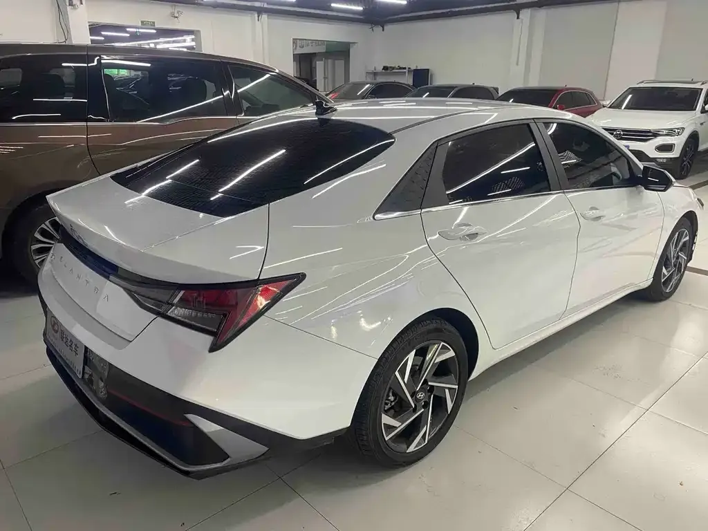 Hyundai Elantra — фото 2