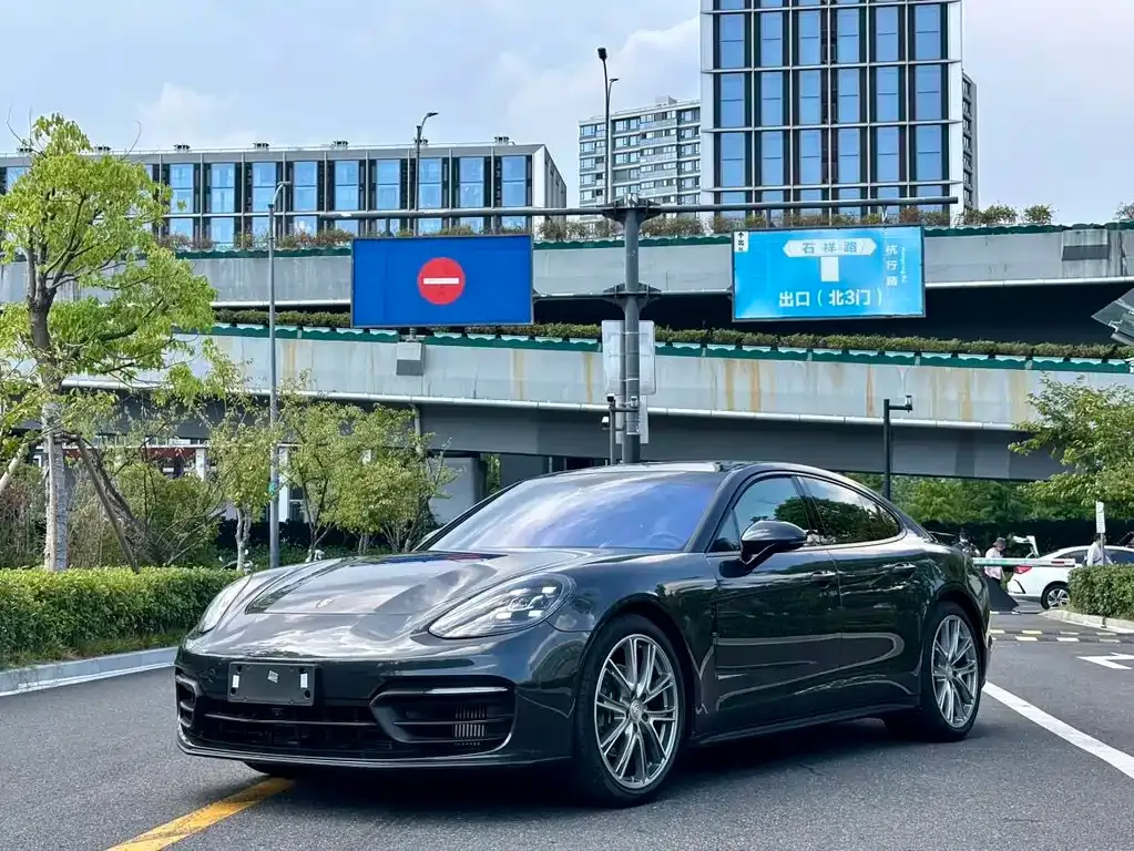 Porsche Panamera — фото 1