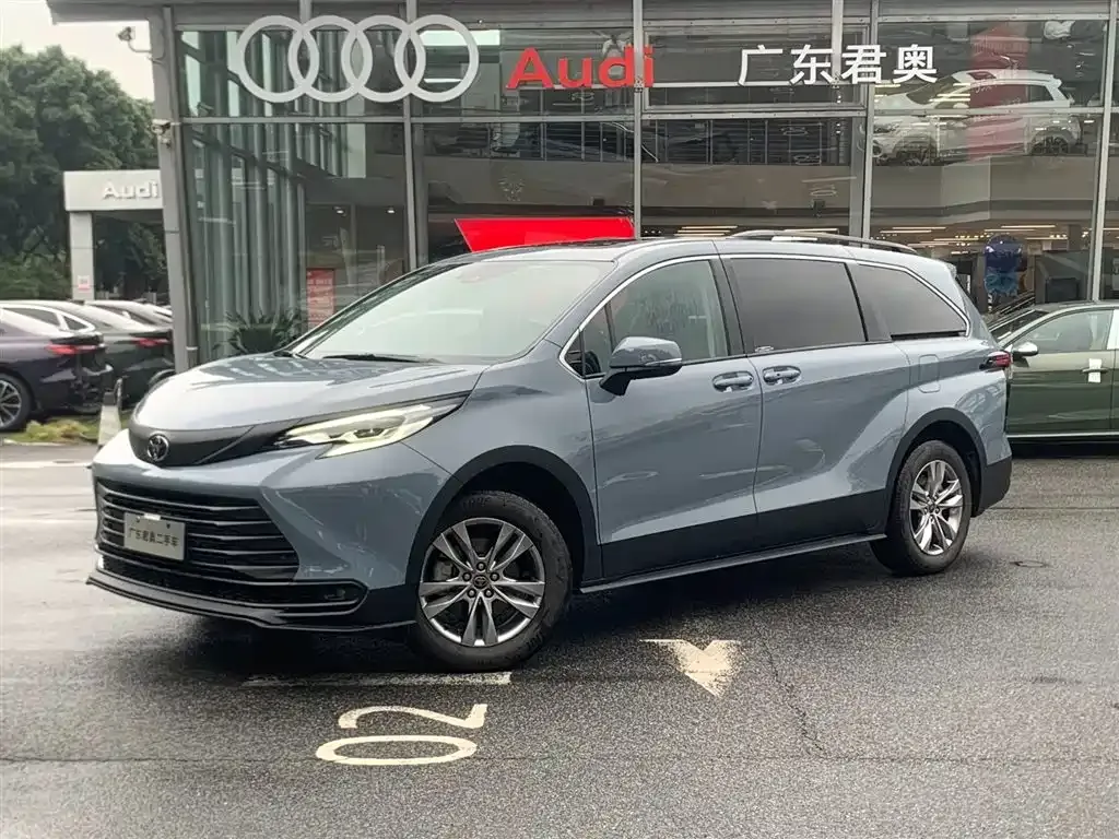 Toyota Sienna — фото 1