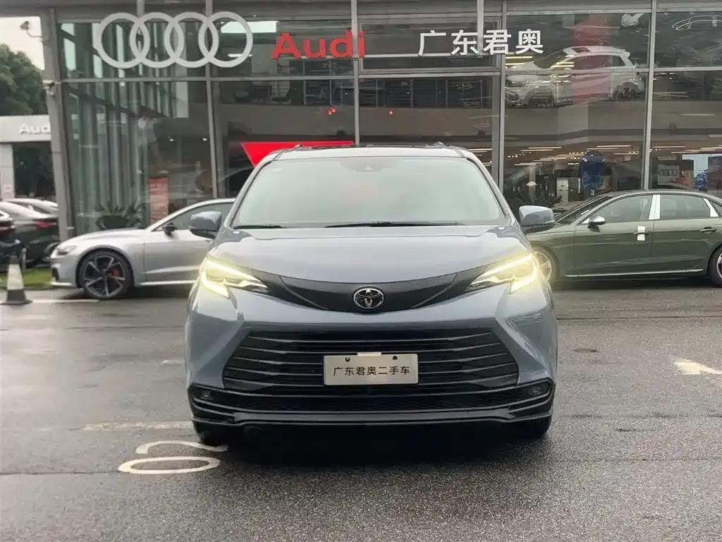 Toyota Sienna — фото 10