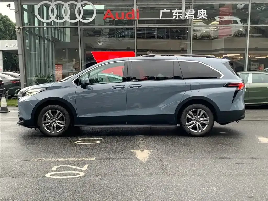 Toyota Sienna — фото 2