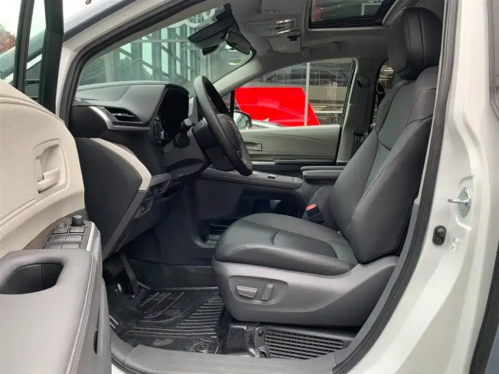 Toyota Sienna — фото 3