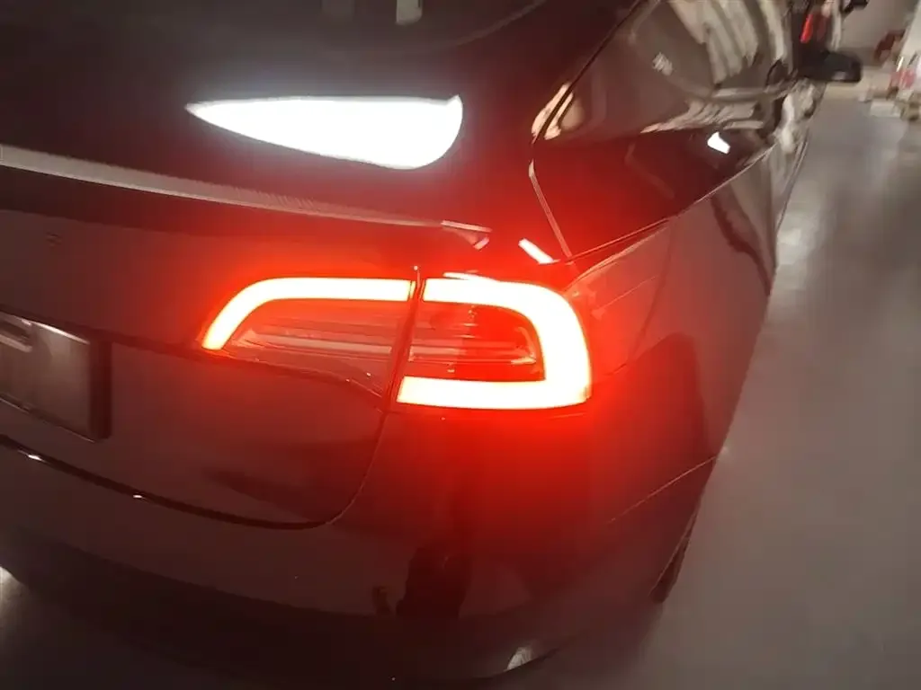 Tesla Model 3 — фото 5