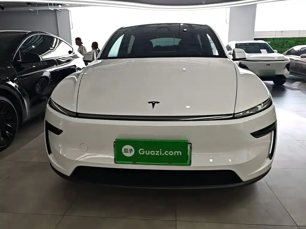 Tesla Model Y L — фото 10
