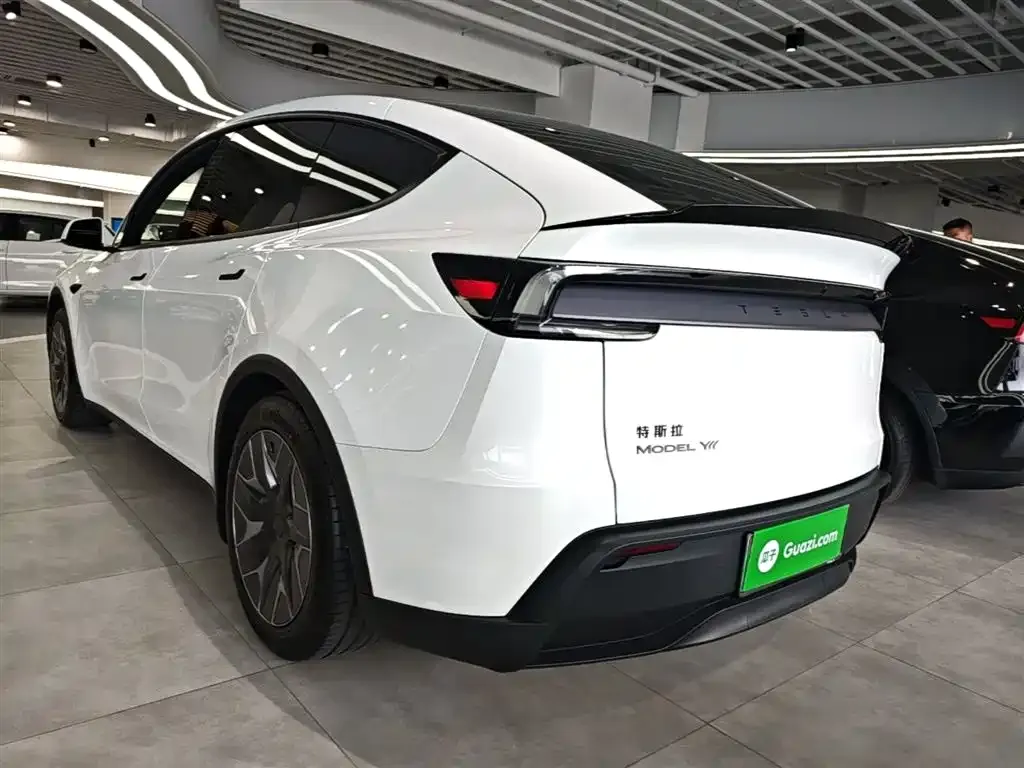 Tesla Model Y L — фото 9