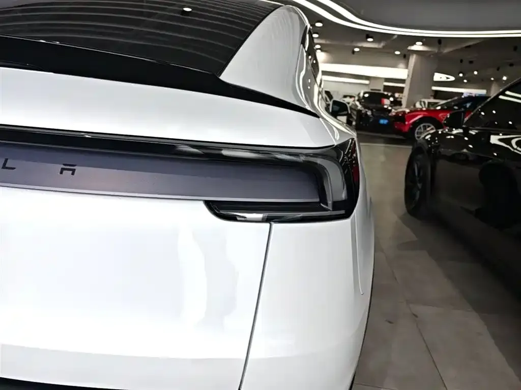 Tesla Model Y L — фото 8