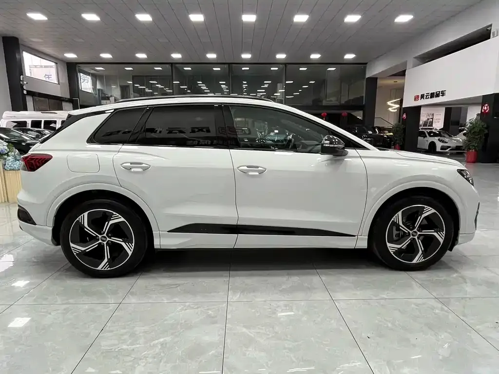 Audi Q4 e-tron — фото 8