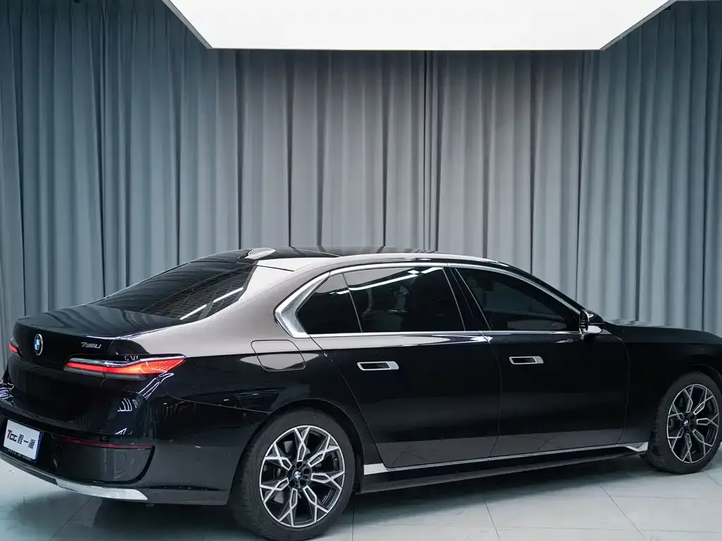 BMW 7 Series — фото 10