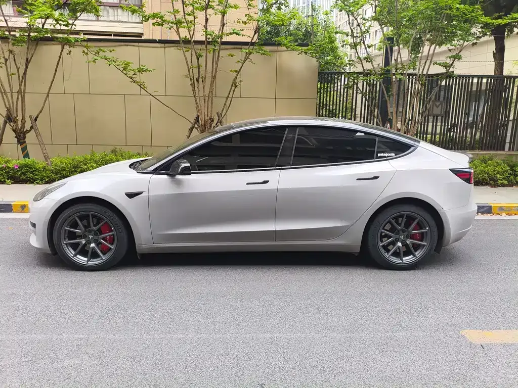 Tesla Model 3 — фото 5