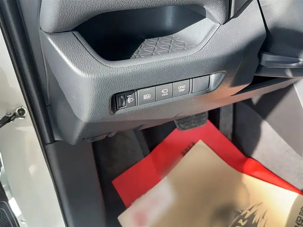 Toyota RAV4 — фото 7