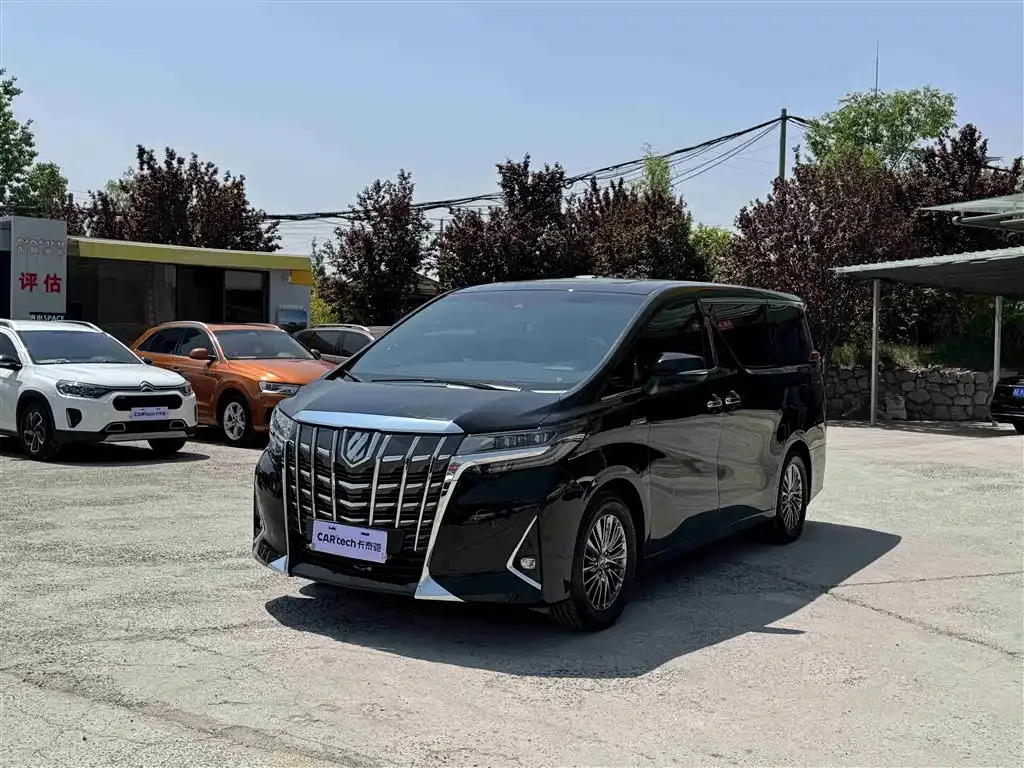 Toyota Alphard — фото 1