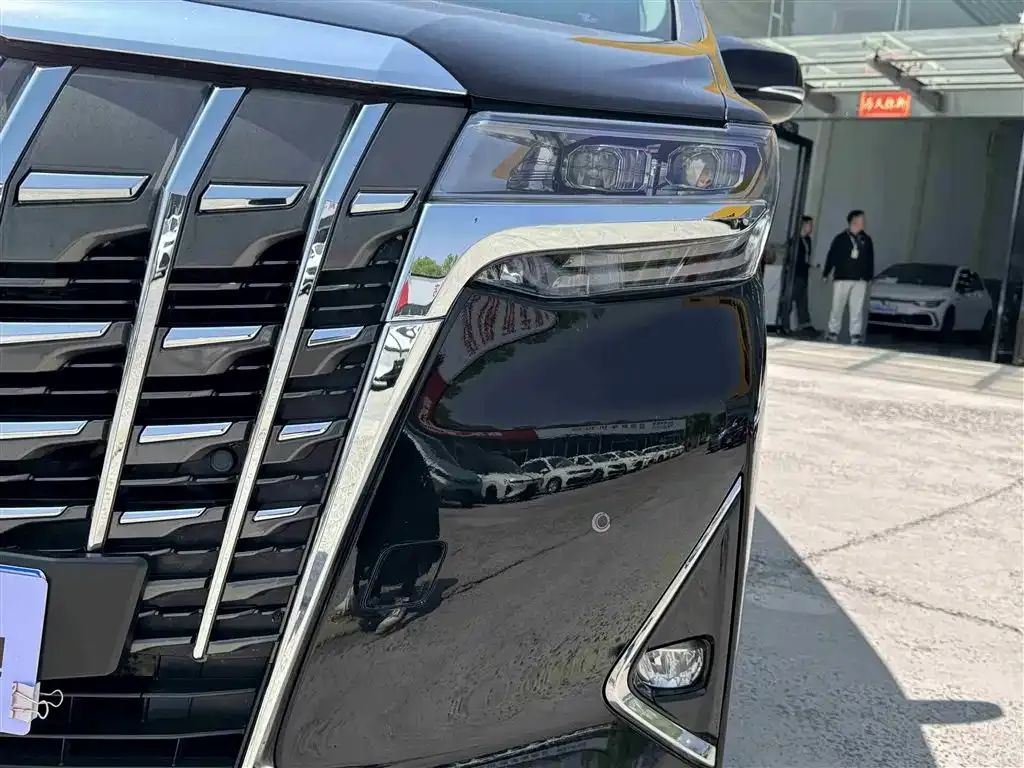 Toyota Alphard — фото 2