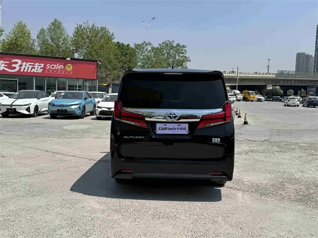 Toyota Alphard — фото 10