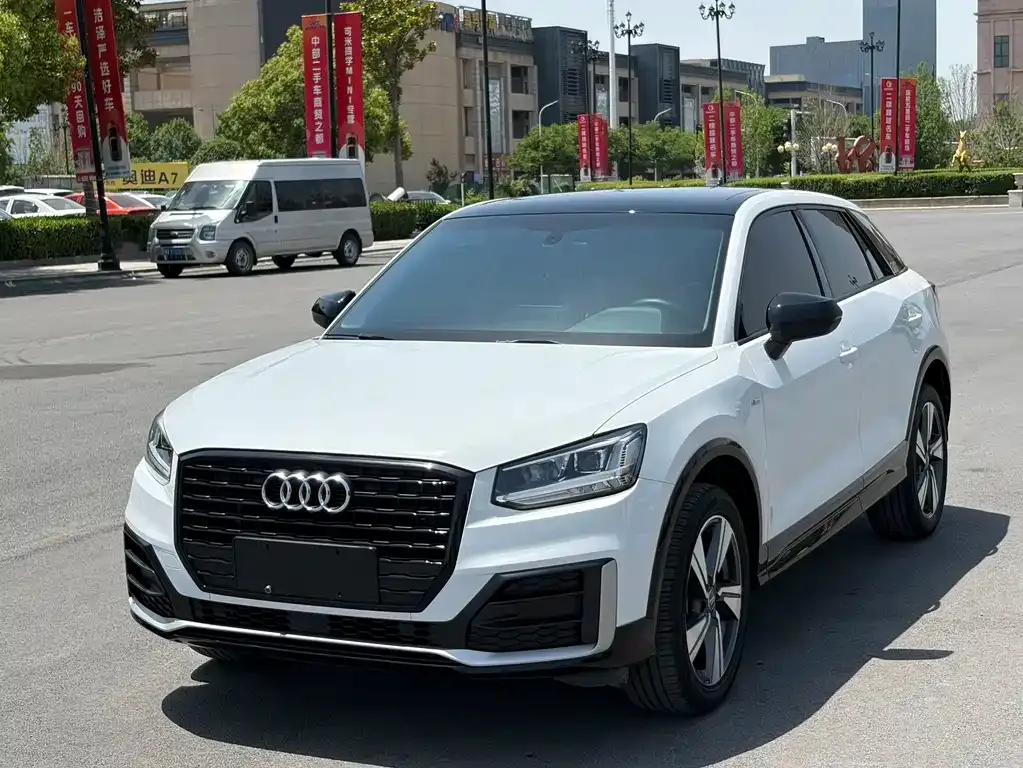 Audi Q2L — фото 1