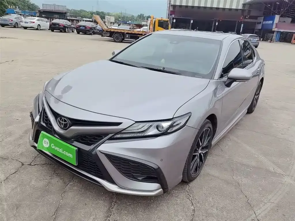 Toyota Camry — фото 1