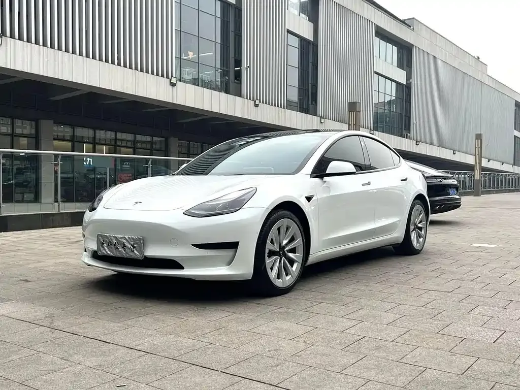 Tesla Model 3 — фото 1