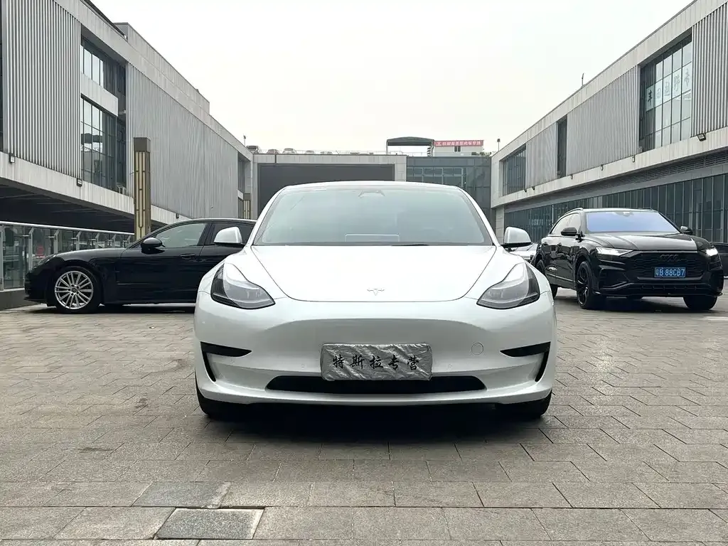 Tesla Model 3 — фото 9