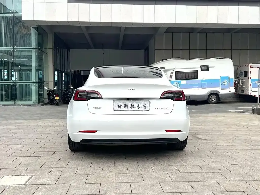 Tesla Model 3 — фото 4