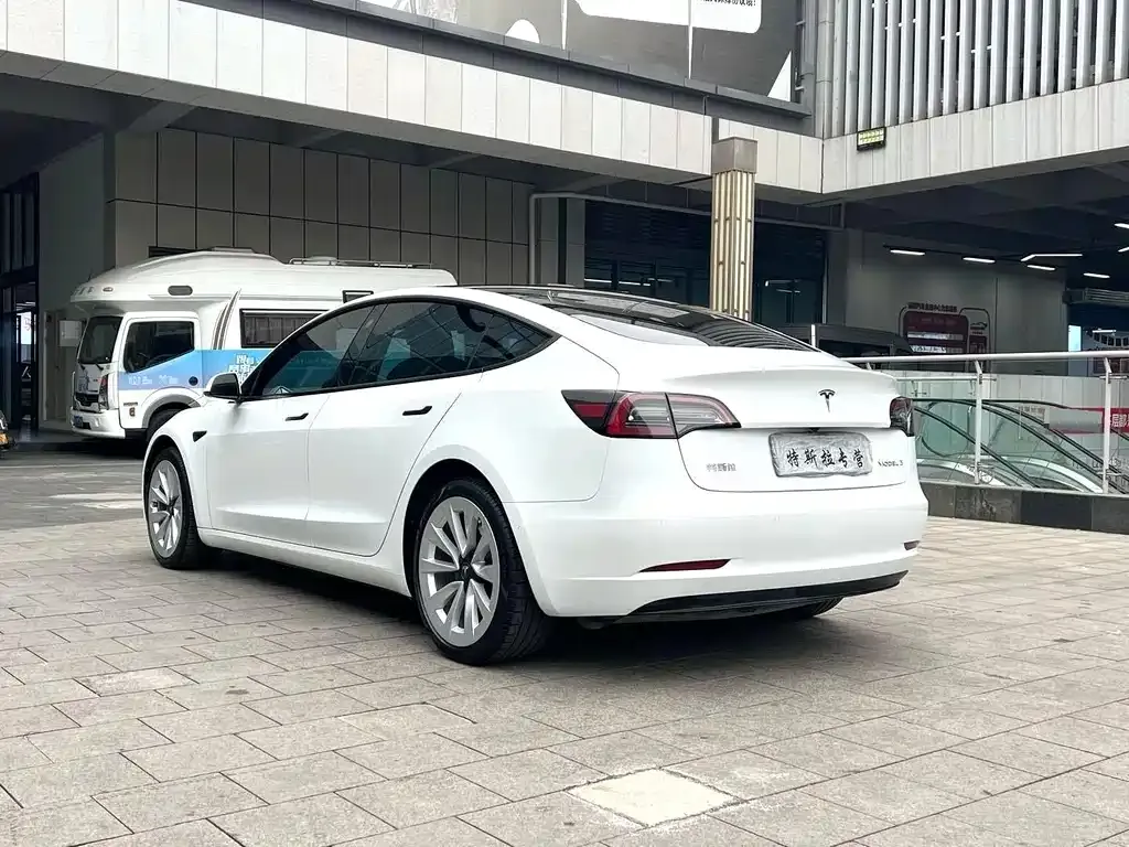 Tesla Model 3 — фото 5