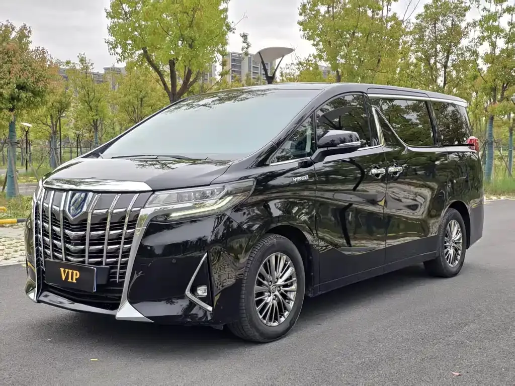 Toyota Alphard — фото 1