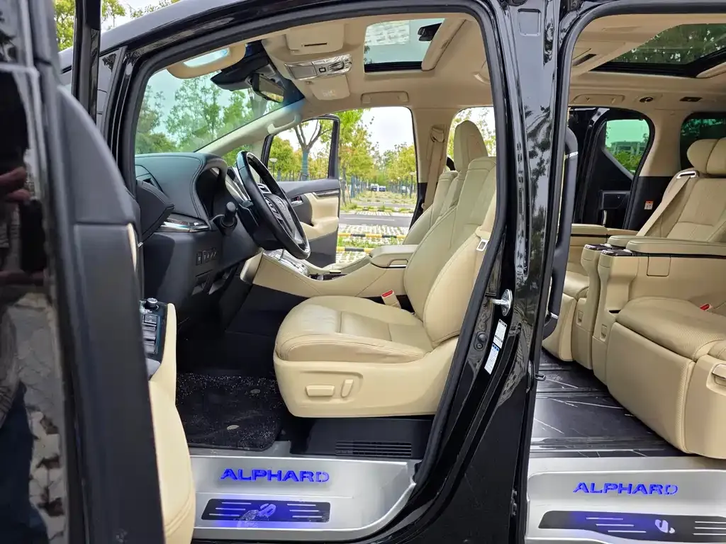 Toyota Alphard — фото 4