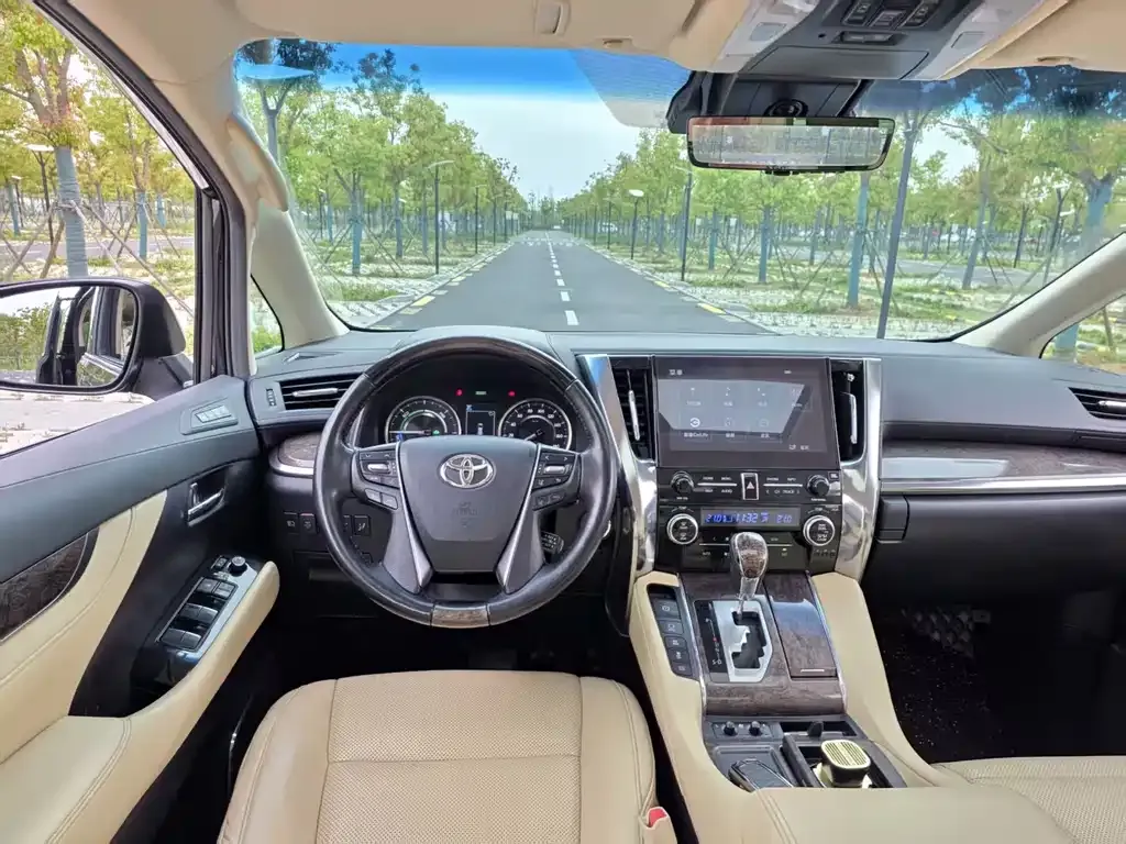 Toyota Alphard — фото 3