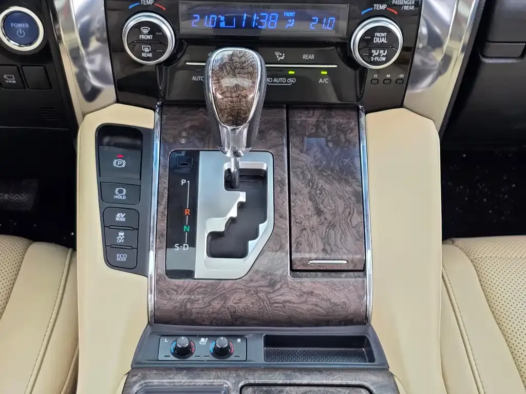 Toyota Alphard — фото 2