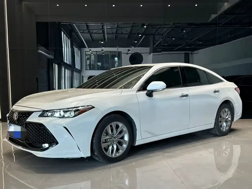 Toyota Avalon — фото 1