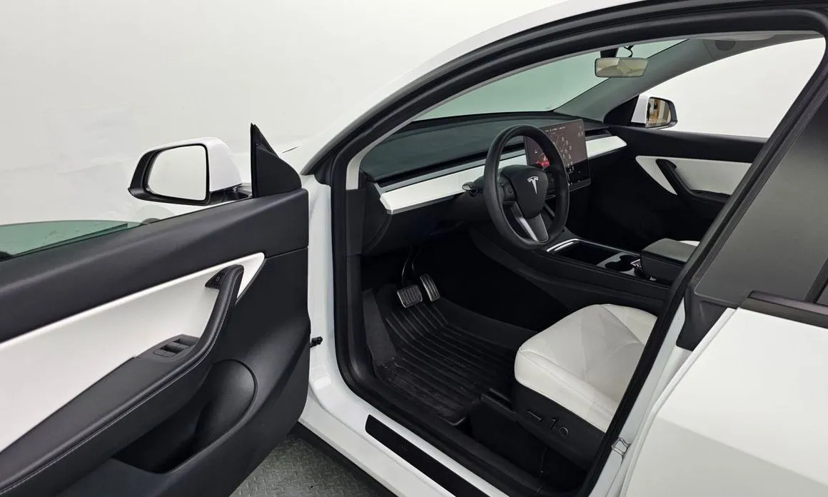 Tesla Model Y — фото 8