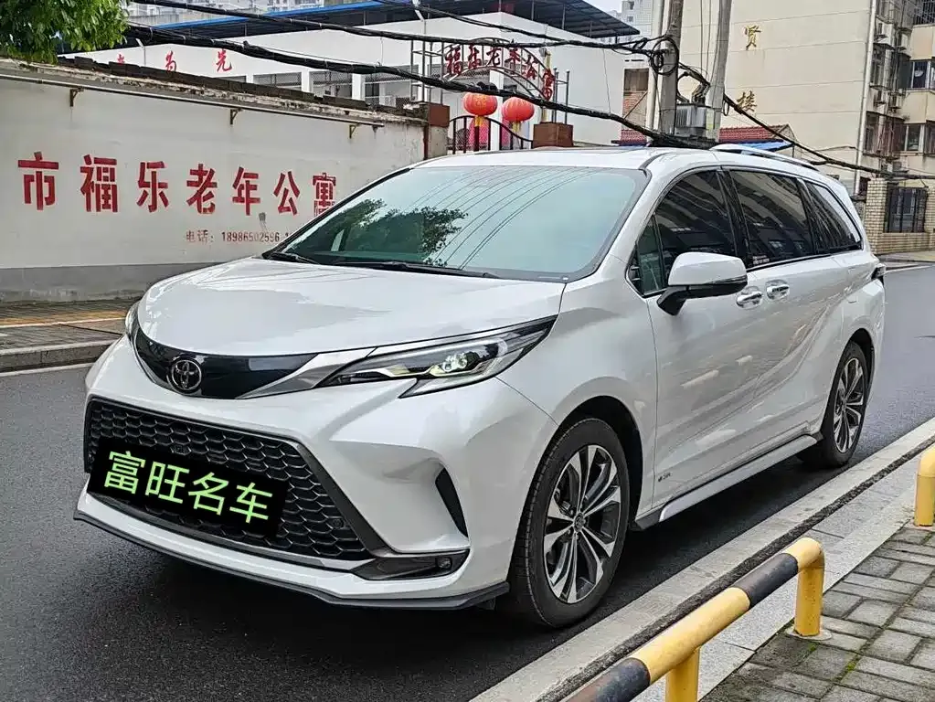 Toyota Granvia — фото 1