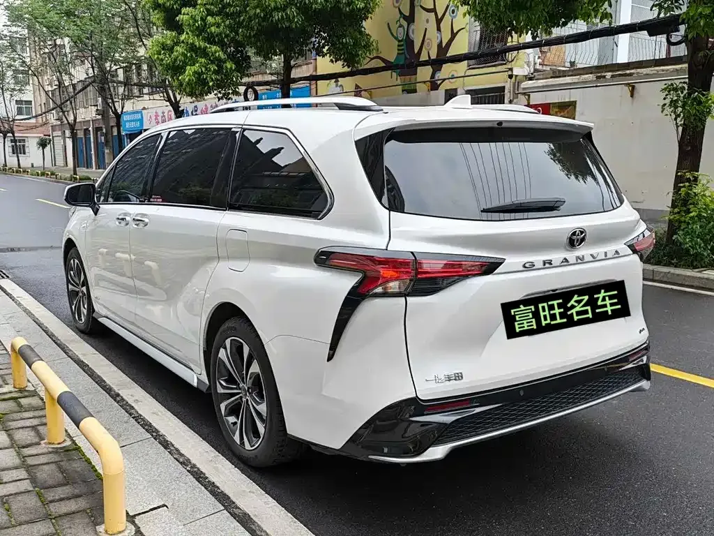 Toyota Granvia — фото 8