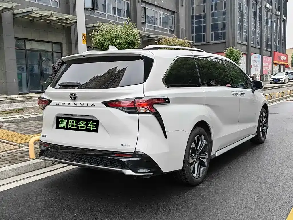 Toyota Granvia — фото 5