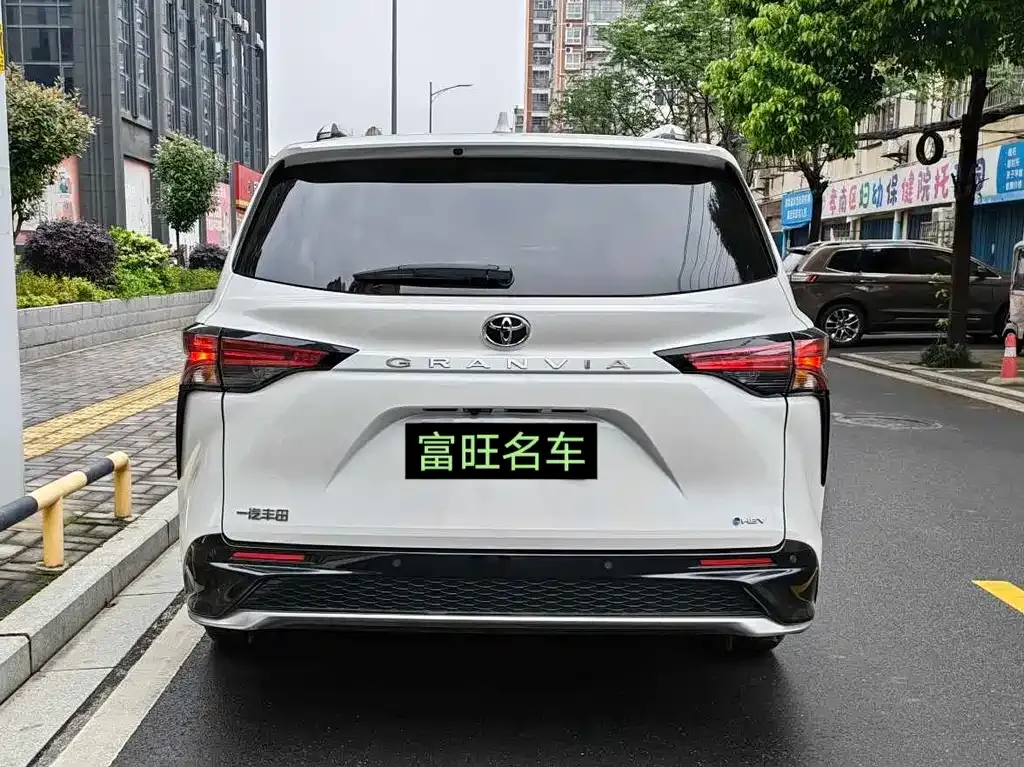 Toyota Granvia — фото 10