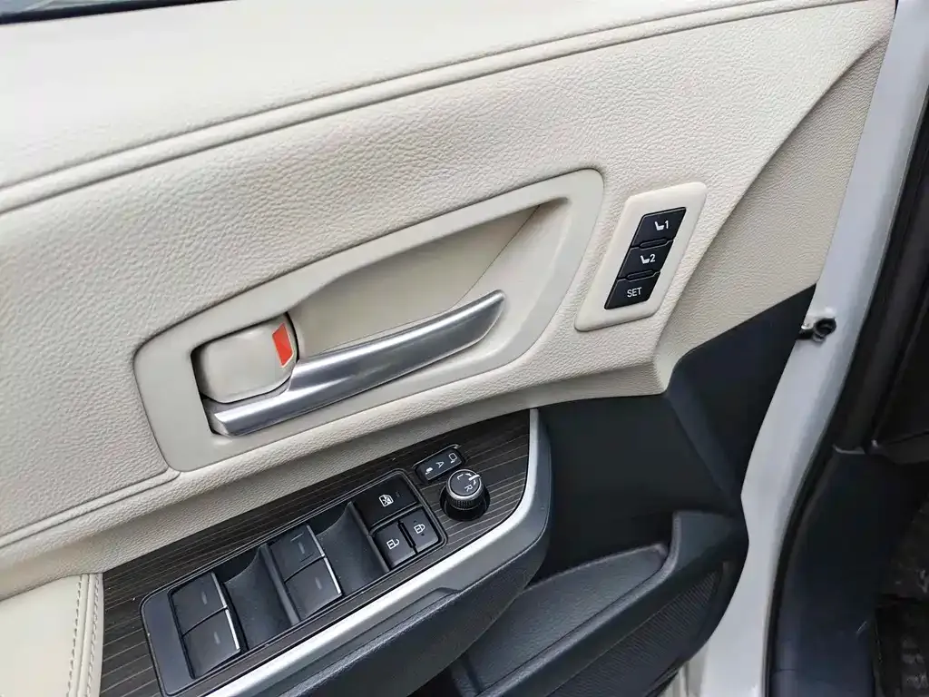 Toyota Granvia — фото 3