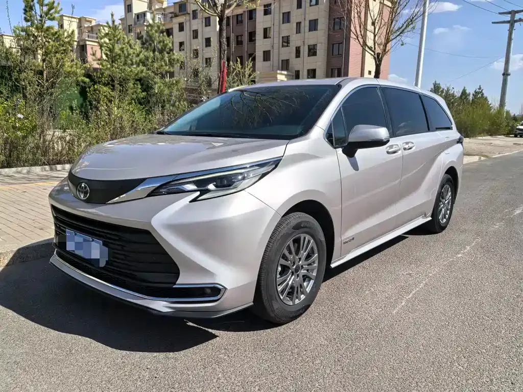 Toyota Sienna — фото 1