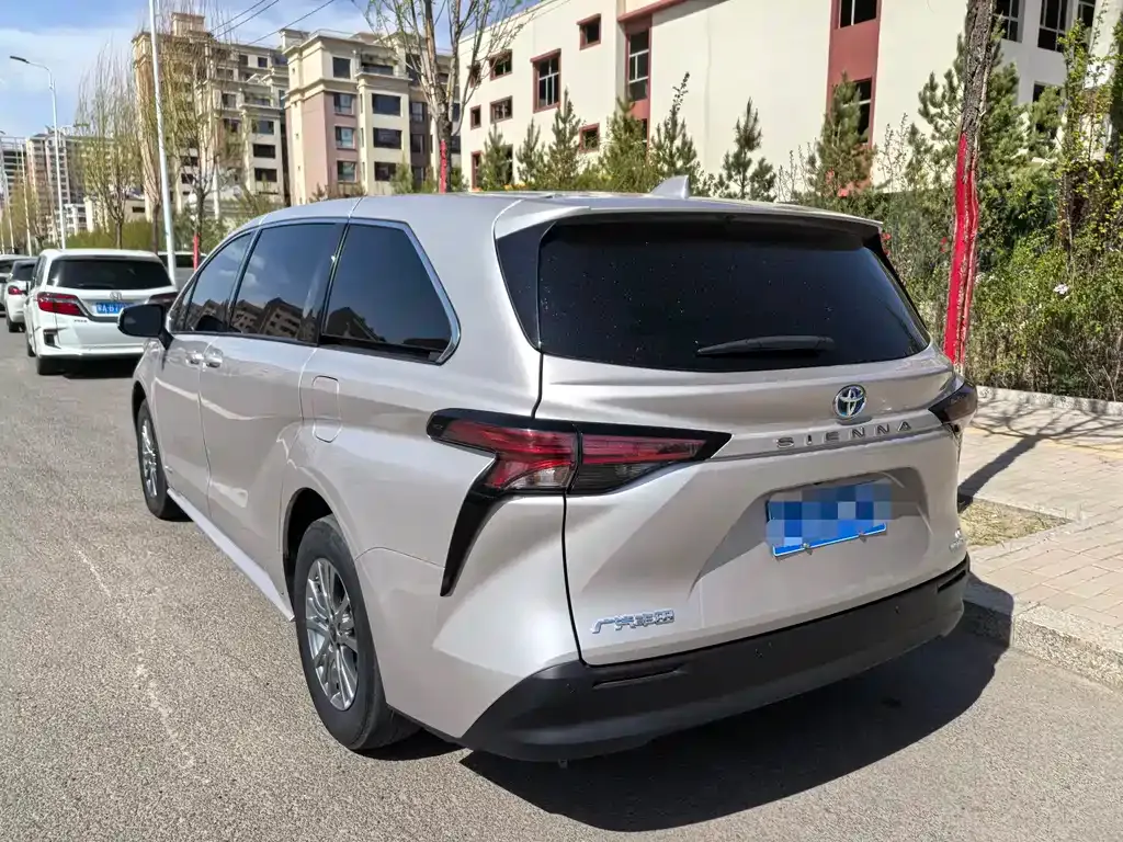 Toyota Sienna — фото 4