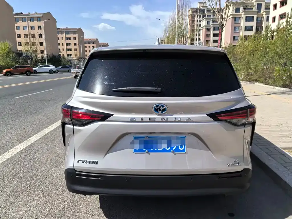 Toyota Sienna — фото 10