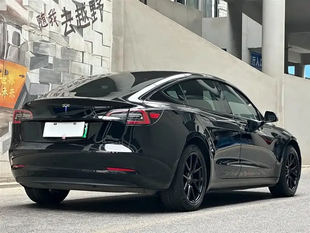 Tesla Model 3 — фото 9