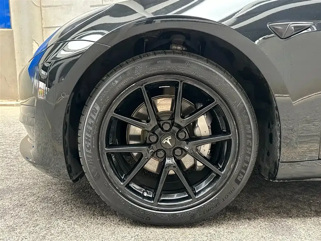 Tesla Model 3 — фото 10