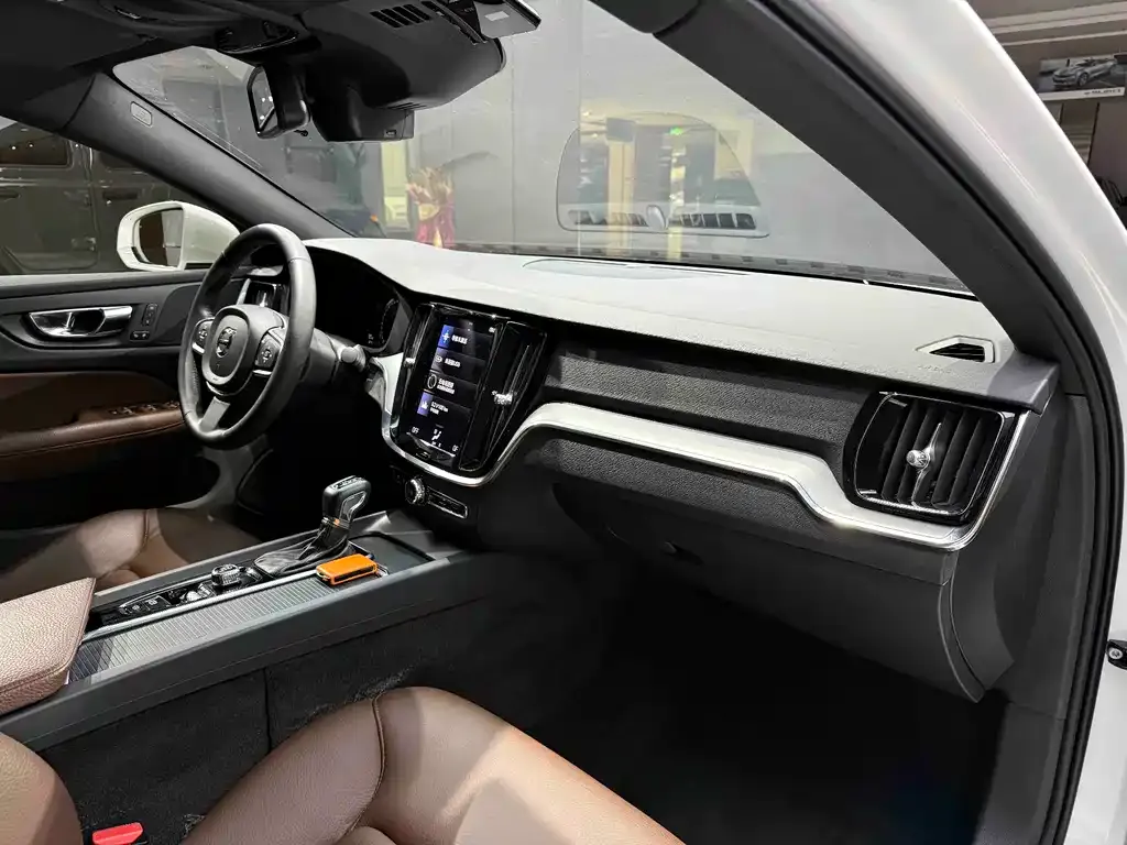 Volvo S60 — фото 10