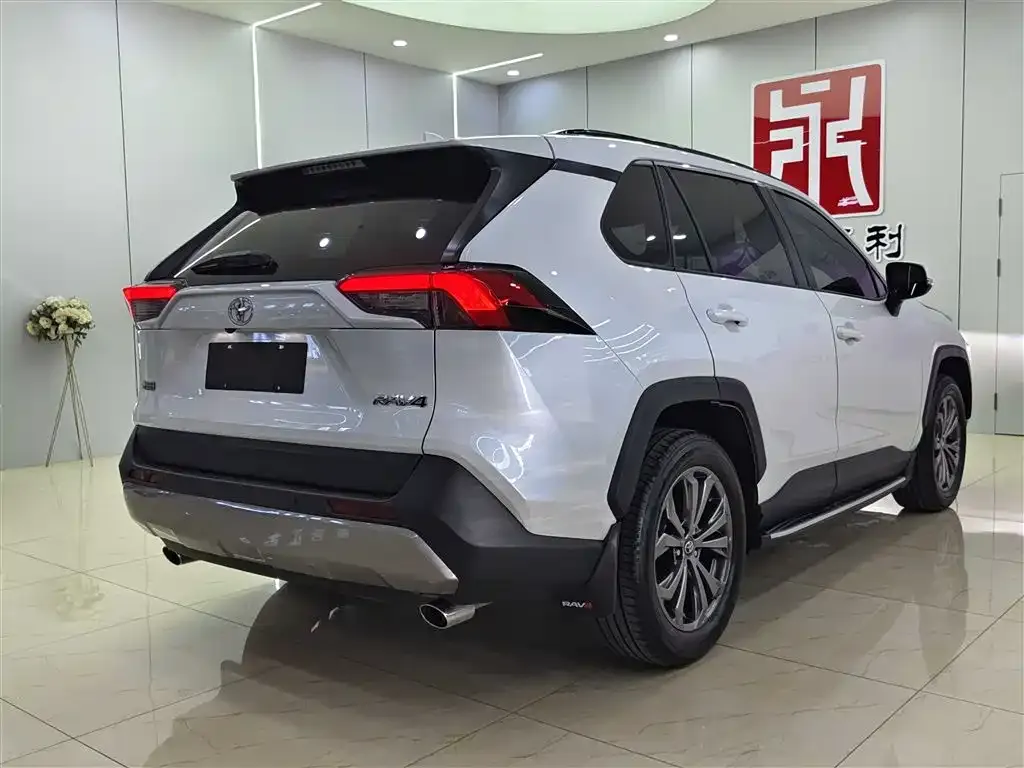Toyota RAV4 — фото 9