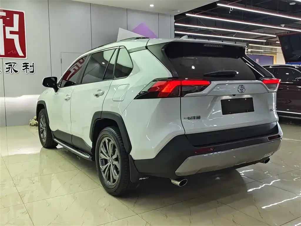 Toyota RAV4 — фото 10