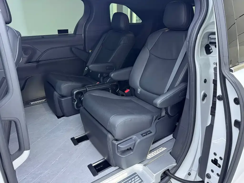 Toyota Sienna 2025 из CN, фото 4