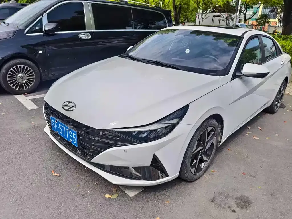 Hyundai Elantra — фото 1
