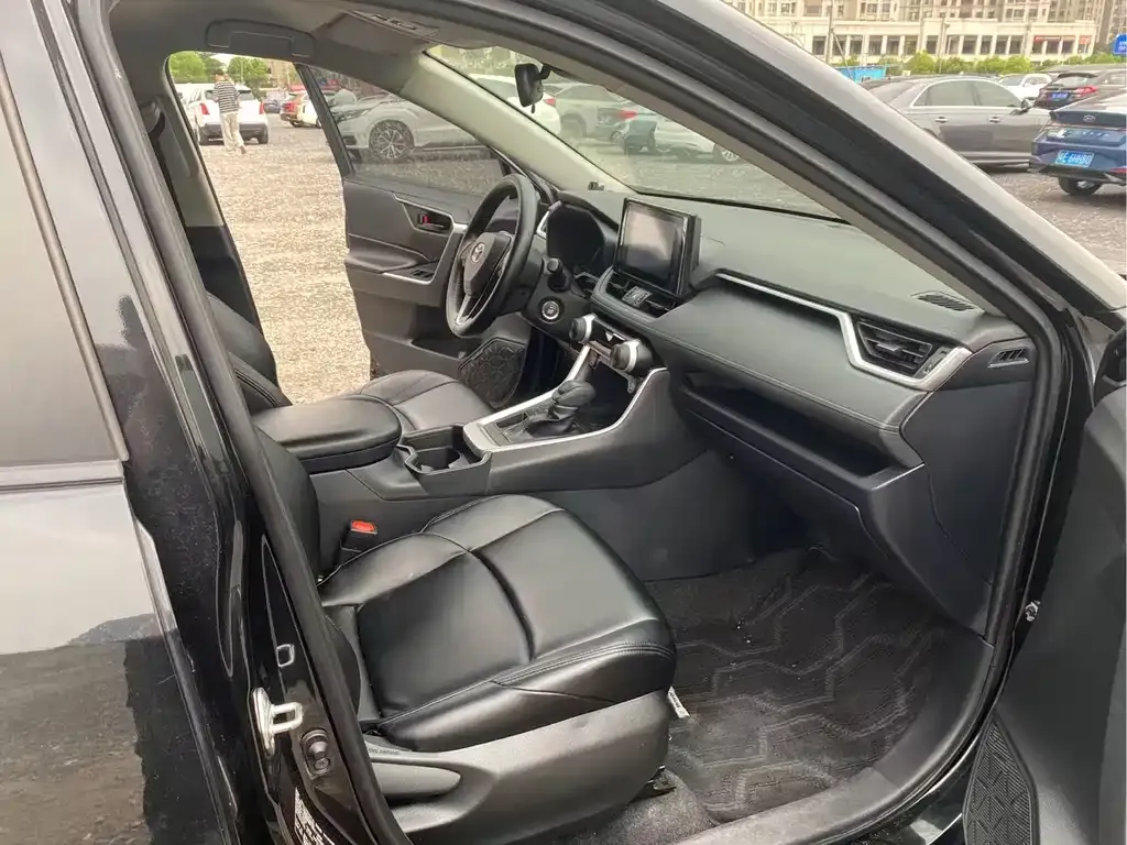 Toyota RAV4 — фото 3