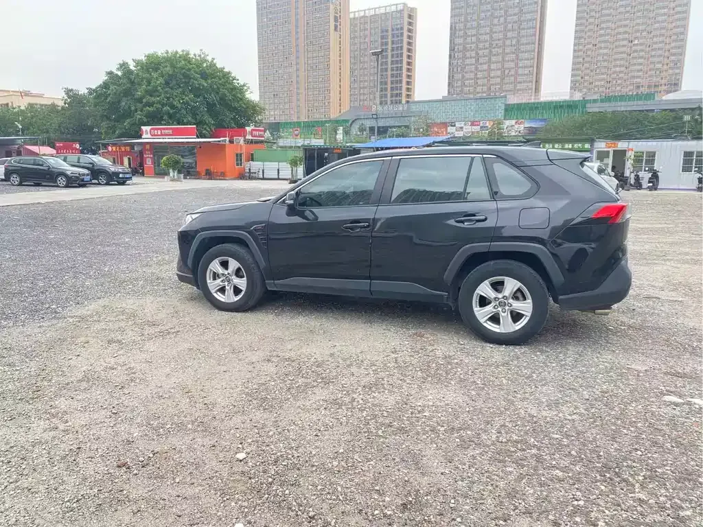 Toyota RAV4 — фото 8