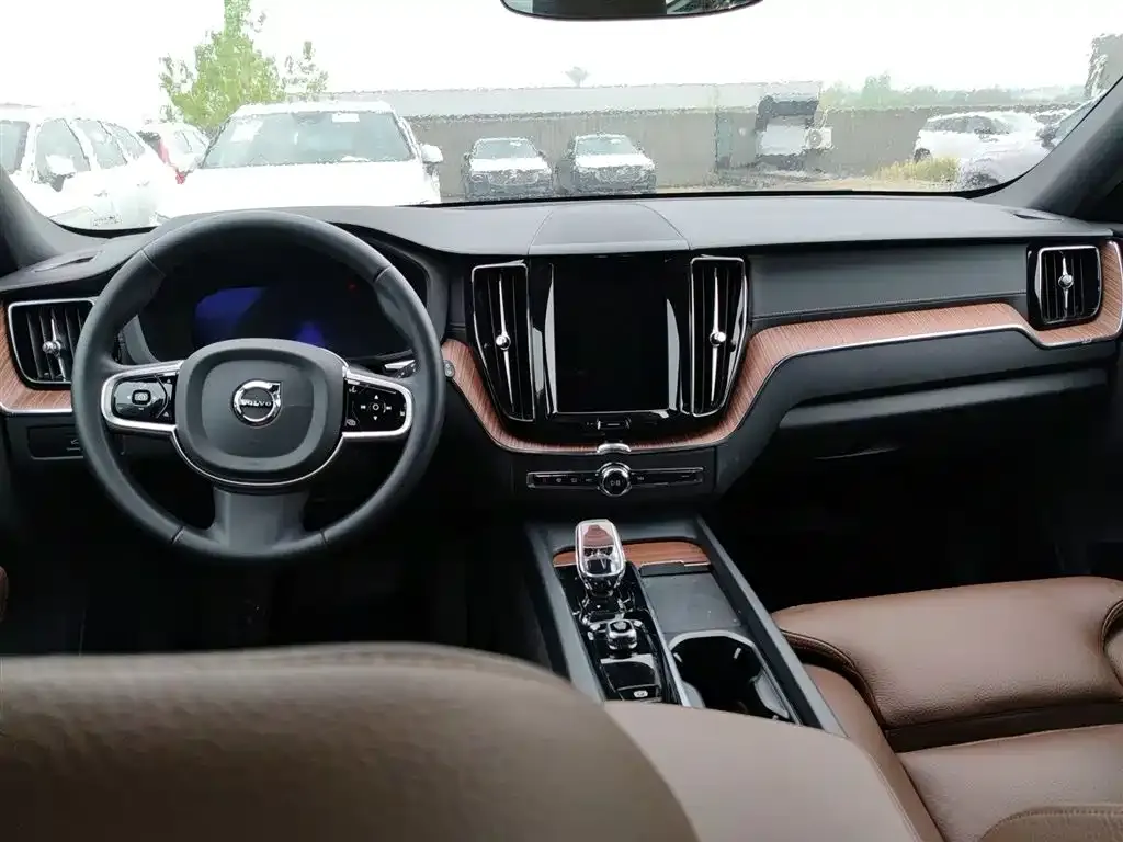 Volvo XC60 — фото 9